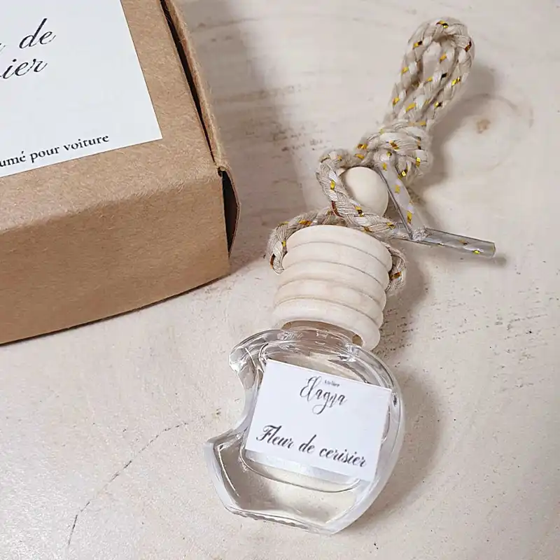 Detail-diffuseur-voiture-FLEUR-DE-CERISIER